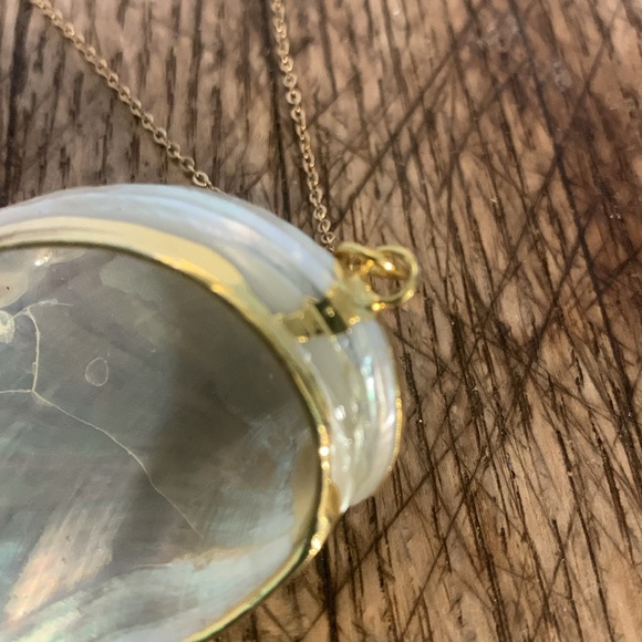 Beautiful Mother of Pearl Mussell Shell necklace w/ 24k gold - Picture 7 of 7